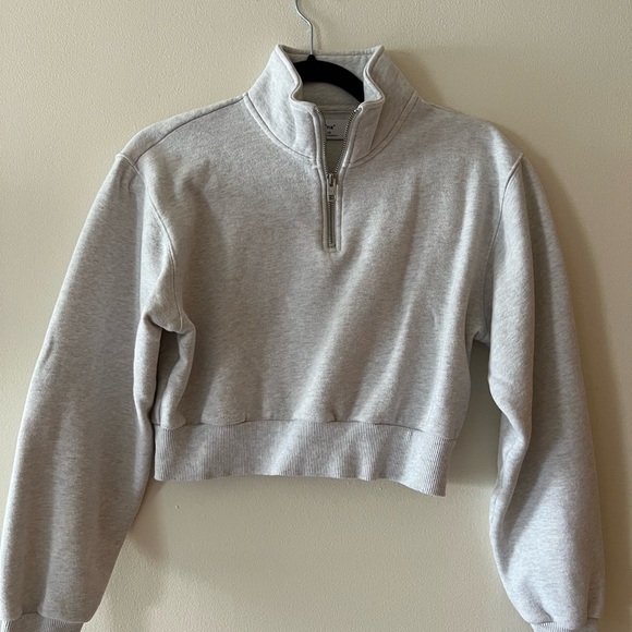Aritzia TNA crop sweatshirt - Picture 3 of 5